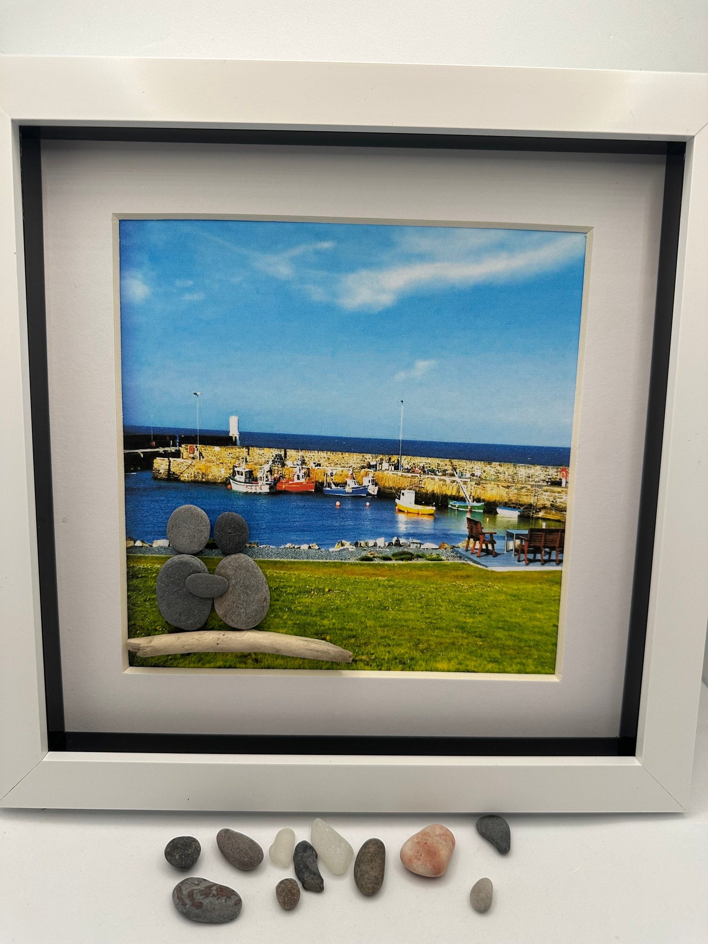 pebble art harbour, pebble art beach couple, pebble art couple, boat watching, rosehearty harbour,