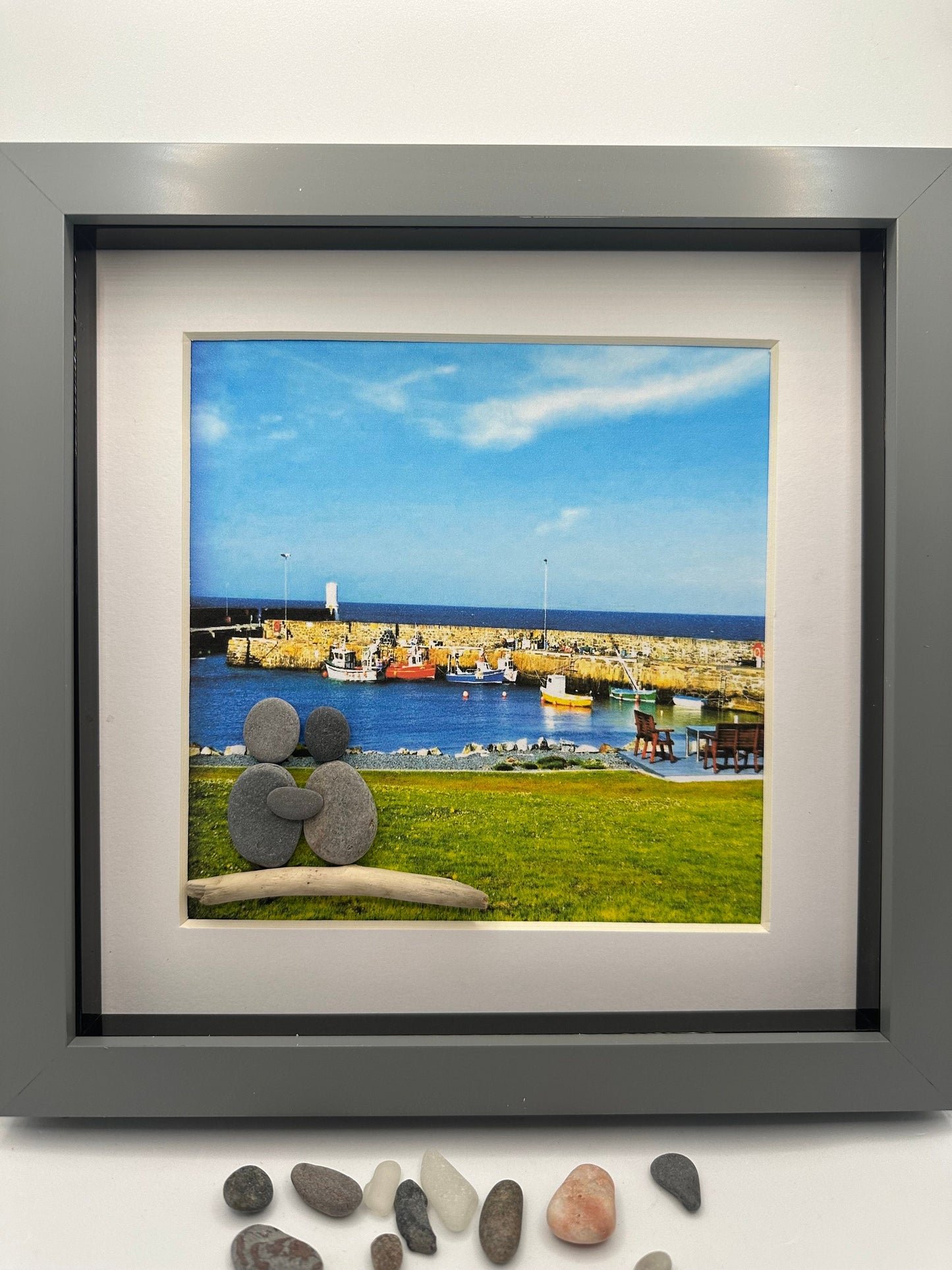 pebble art harbour, pebble art beach couple, pebble art couple, boat watching, rosehearty harbour,